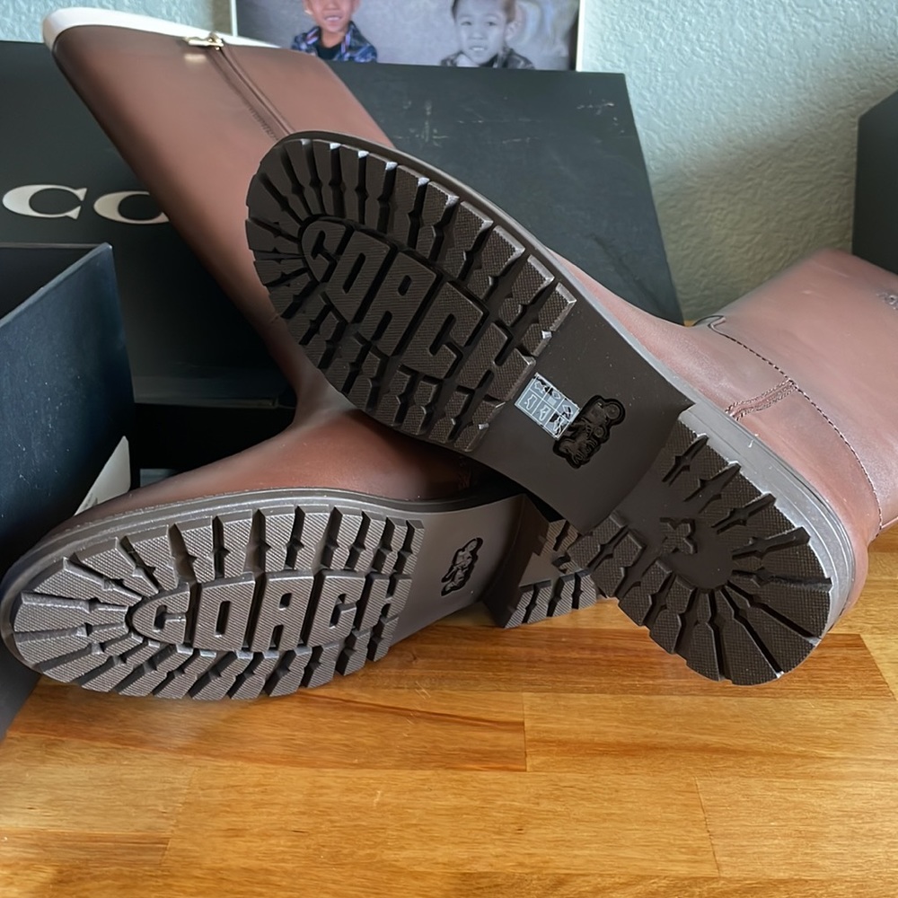 New Coach boots Fynn Boot
Embossed with our iconic - Picture 9 of 17